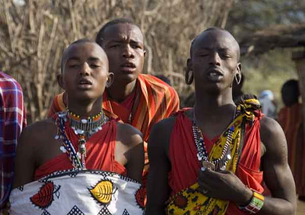 03 - Kenia - poblado Masai, hombres cantando